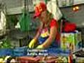 Banderas y camisetas de La Roja en un mercado de Galicia