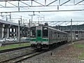 福島を出発する 701系電車