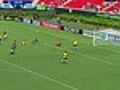 Mercado toca para o gol e Charles espalma. No rebote,  Marquinos salva, aos 15 do 2º tempo