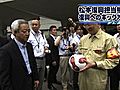 松本復興担当相、岩手・達増知事と会談　ボールをけって復興のキックオフをアピール