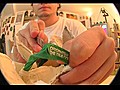 Popó customizando um boné New Era