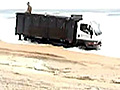 Camion insabbiato in spiaggia