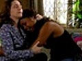 Daisy tenta consolar Fabíola,  que está arrasada com a morte de Milton