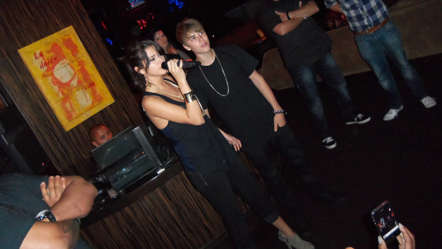 Bieber & Selena &#8212; The Kissy Karaoke Duet