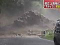 長野・上高地観光客足止め　道路に土石流があふれ出す様子の映像をFNNが入手