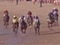 Carrera de caballos en la arena atrae a miles de aficionados