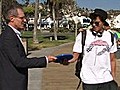 Schwuler Jude tritt mit Frisbees gegen Palin an