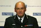 London police chief quits over hacking ties