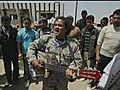 Musician against Gaddafi plays on frontline