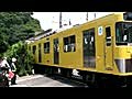 2010年7月24日、逗子の小さな踏切を渡る西武電車