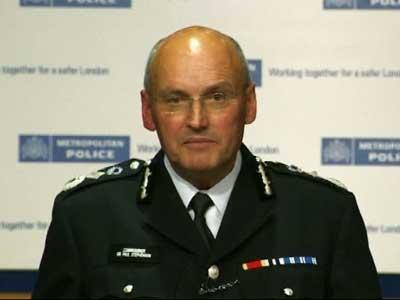 London police chief quits over hacking ties