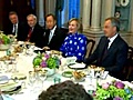 Clinton hosts Middle East meeting