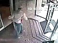 Falsche Tür: Mann rennt durch Glasscheibe