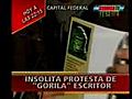 Crónica TV: Insólita protesta del Gorila escritor.