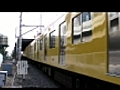 2010年11月6日、桜木町の小さな踏切を通過する、西武電車