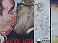 Dedicatorias,  firmas, garabatos y dibujos salpican los grafitis del Muro de Berlín