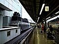 2011.02.11(金)雪の東京駅で東海道新幹線を撮影&#12290;午後3:30着14番着予定が3:43着15番へ着。