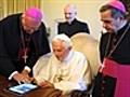 Pope praises Jesus in first tweet