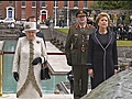 Queen lays remembrance wreath