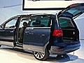 VW Sharan fährt mit doppelter Schiebetür auf