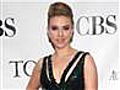 Scarlett dishes on kissing Sandra Bullock