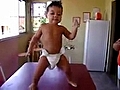 طفل برازيلى يرقص السامبا رهييييب لايفوتكم
