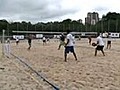 Tênis praticado na areia invade quadras paulistanas