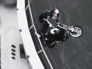 Acrobazie in moto sulla Torre BMW