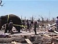 Elephant helps clear tornado debris in Missouri