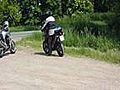 Hut-Biker beim Pinkeln