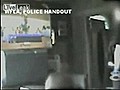 Baskın yapan polisler Wii oynuyor