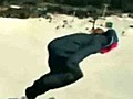 Il fait un saut périlleux de snowboard à snowboard !