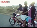 Caballito con tres en una moto