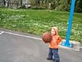 [BUZZ] Enzo 2 ans et demi pro du basket...