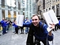 Apple’s iPad 2 hits stores in US