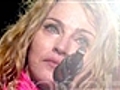 Madonna chora ao lembrar de funcionários mortos