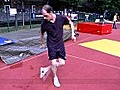 Footbag-Profi zeigt Freestyle-Tricks