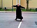 Un prêtre en skateboard !