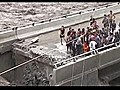 Espectacular rescate en un puente roto en China