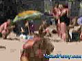 Giochi da spiaggia in topless