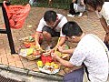 警方到粉嶺殉職警員意外現場調查　親友到場路祭