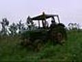 Mueren madre e hijo al volcar su tractor