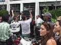 Bajo el asedio de fanáticos,  Madonna visita una favela en Sao Paulo