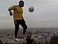 Jongleur avec un ballon de football