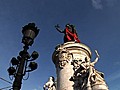 Sida: un ruban rouge sur la statue de la République à Paris