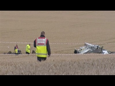 Caças antigos colidem no ar durante apresentação na Inglaterra