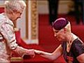 VIDEO: Queen honours Annie Lennox