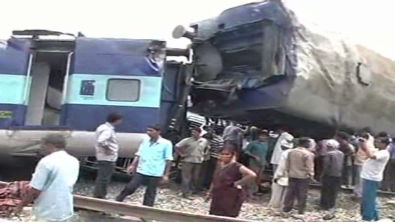 Train crash kills dozens in India