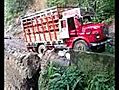 Camion chargé sur route fragile