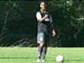 Com muita categoria,  Ronaldinho faz gol chutando atrás da linha da trave em treino do Fla